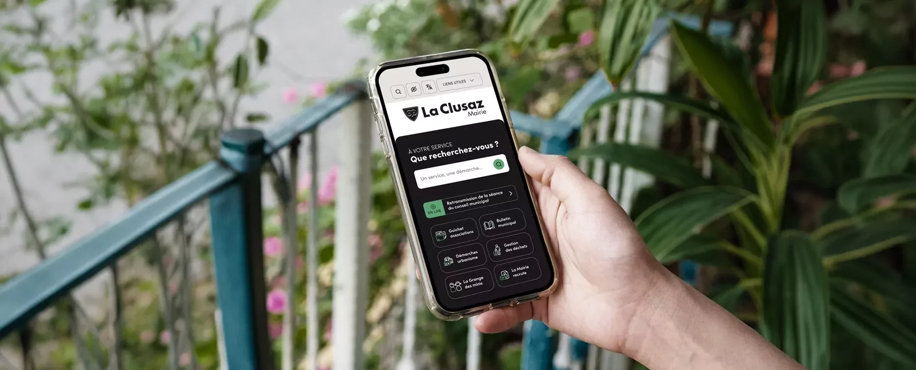 Site internet de la mairie de La Clusaz affiché sur un mobile