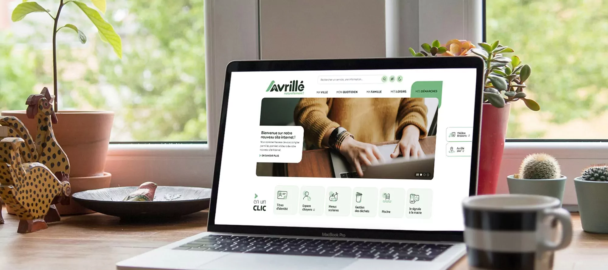 Mise en situation du site internet de la ville d'Avrillé affiché sur un ordinateur.