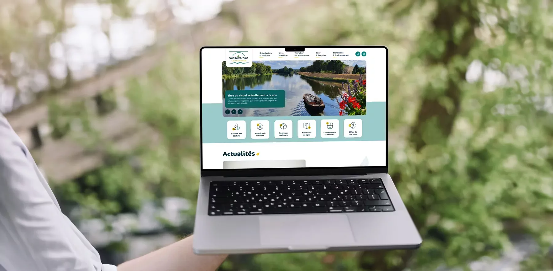 Mise en situation du site internet de Sud Nivernais Communauté affiché sur un ordinateur.